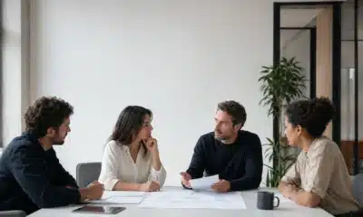 Quatre associés préparent les statuts et la gouvernance d’une SAS