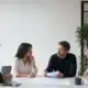 Quatre associés préparent les statuts et la gouvernance d’une SAS