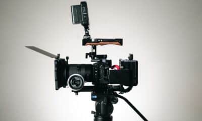 Caméra vidéo avec moniteur et accessoires montée sur un trépied