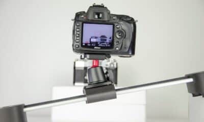 Appareil photo installé sur un rail de prise de vue dans un studio.