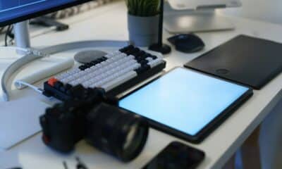 Appareil photo, tablette graphique et clavier sur un bureau de création