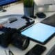 Appareil photo, tablette graphique et clavier sur un bureau de création