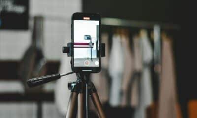 Smartphone installé sur un trépied pour filmer dans un studio