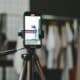 Smartphone installé sur un trépied pour filmer dans un studio