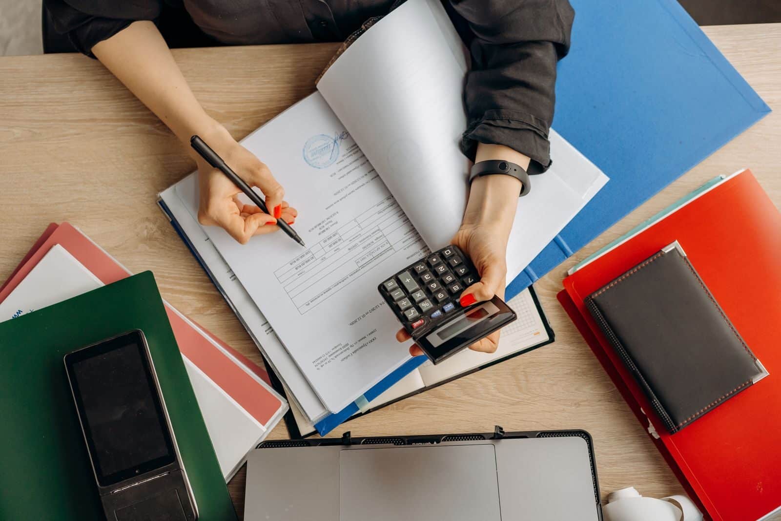 Vérification de documents chiffrés avec une calculatrice sur un bureau