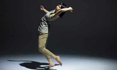 Danseuse en mouvement sur un fond de studio sombre