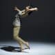 Danseuse en mouvement sur un fond de studio sombre