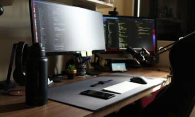 Bureau de développement avec deux écrans, un clavier et un microphone