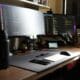 Bureau de développement avec deux écrans, un clavier et un microphone