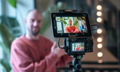 Présentateur filmé par une caméra avec écran de contrôle sur trépied