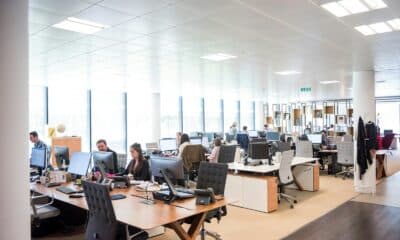 Équipe travaillant sur ordinateurs avec des casques dans un bureau ouvert