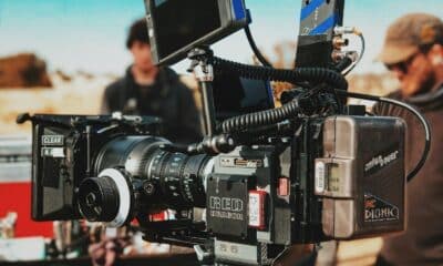 Caméra de cinéma équipée de moniteurs sur un tournage en extérieur