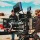 Caméra de cinéma équipée de moniteurs sur un tournage en extérieur