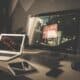 Ordinateur portable et grand écran sur un bureau de travail créatif