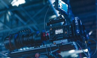 Caméra de cinéma et moniteur installés sur un plateau de tournage