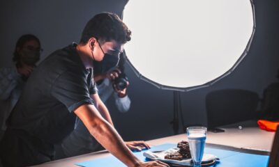 Préparation d’une photographie de produit en studio, avec éclairage diffus et accessoires sur une table