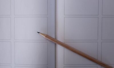 Crayon posé sur les cases vierges d’un carnet de storyboard
