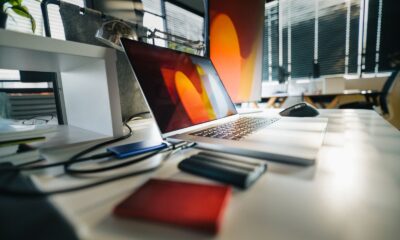 Ordinateur portable et disques externes sur un bureau pour conserver les fichiers d’un projet vidéo